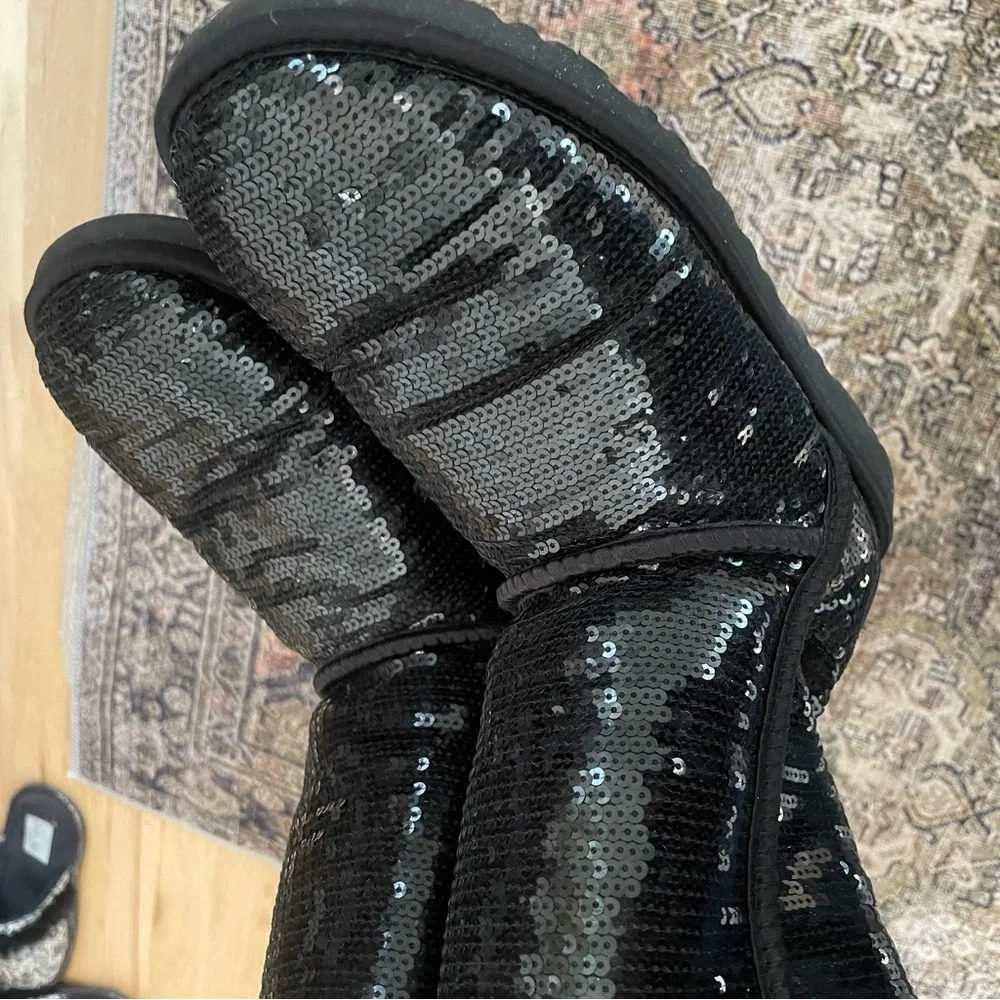 EUC BLACK UGG CLASSIC SHORT SEQUIN BOOTS Size 6
